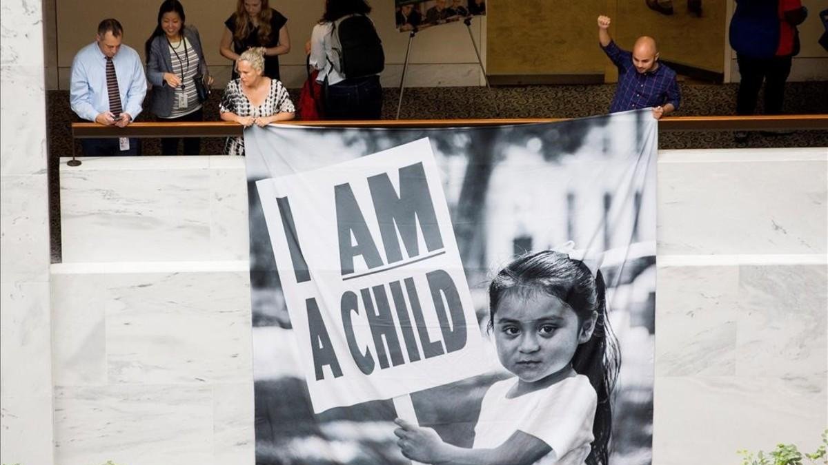 Participantes en una protesta para demandar a Trump la reunificación de las familias de inmigrantes separadas en la frontera, este jueves, en Washington. /