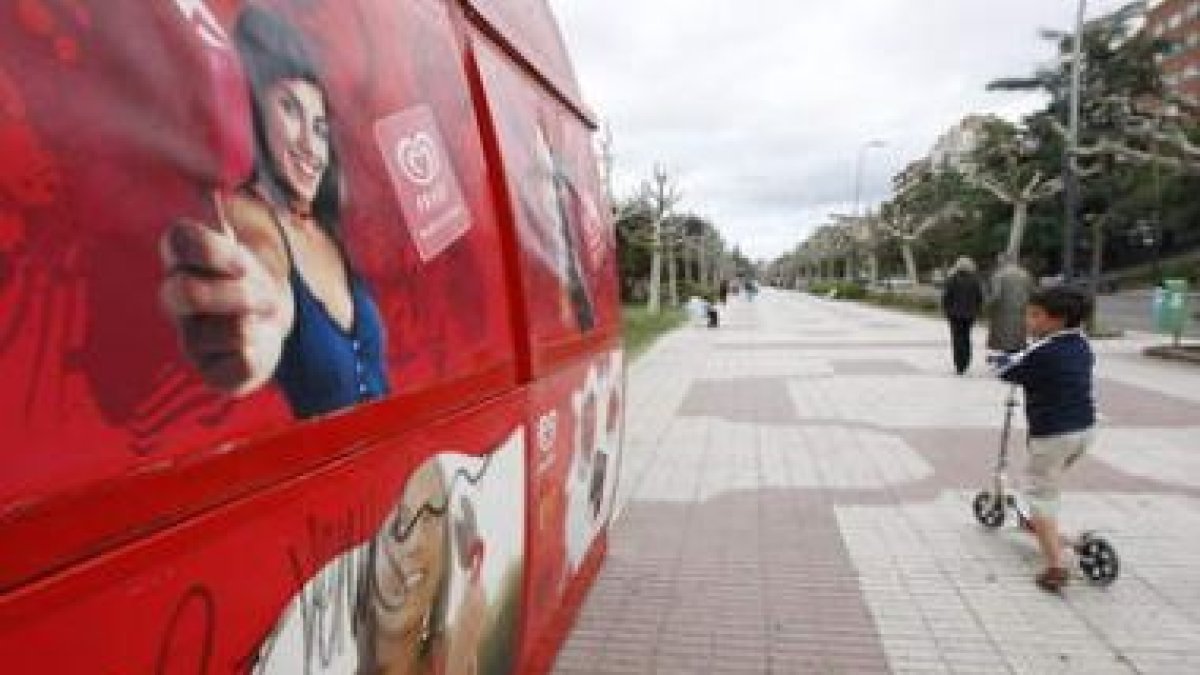 Aspecto que presentaba ayer la explanada de Clarés a mediodía, después de que los vendendores ambula