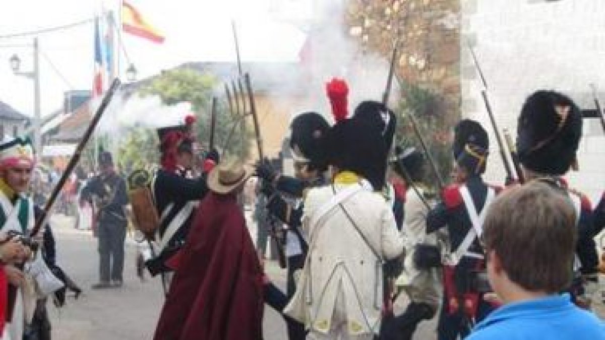 Un momento del fragor de la batalla de los vecinos contra las tropas francesas, ayer domingo.