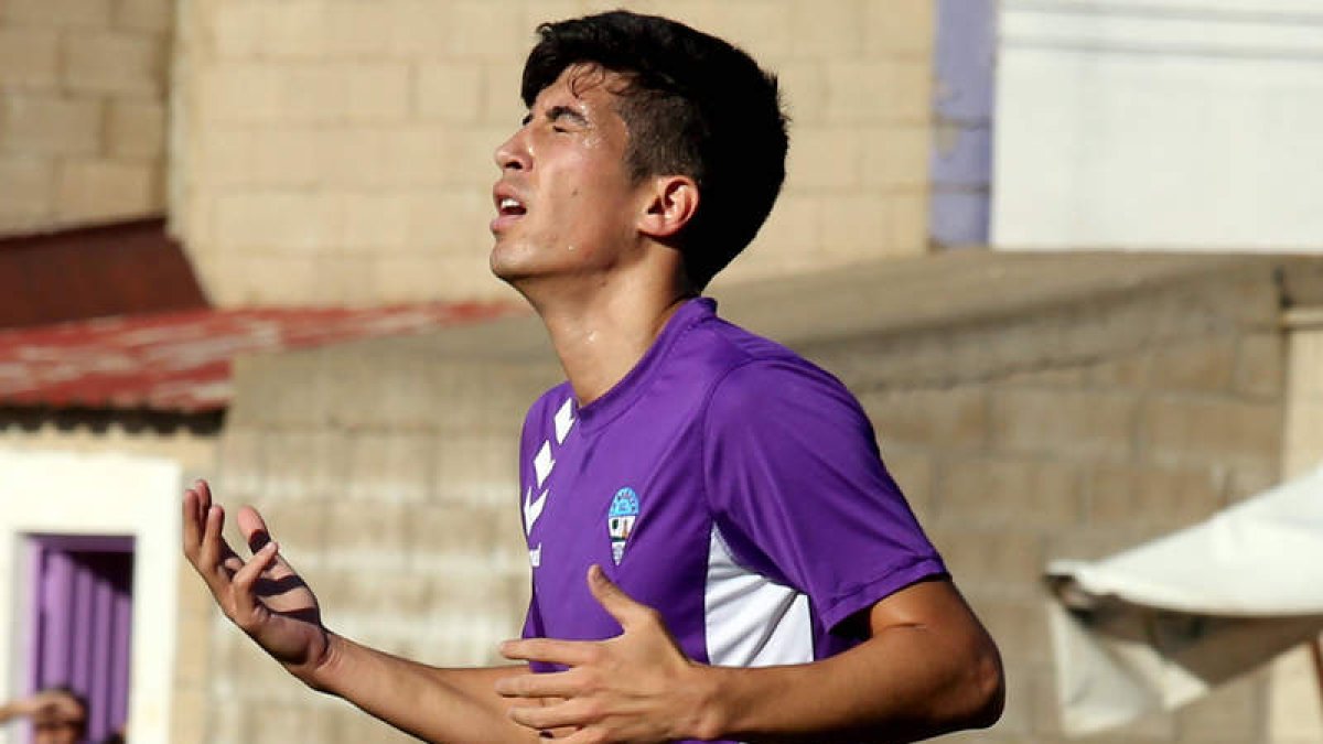 Jorge lamenta una de las ocasiones perdidas por su equipo ante los segovianos.