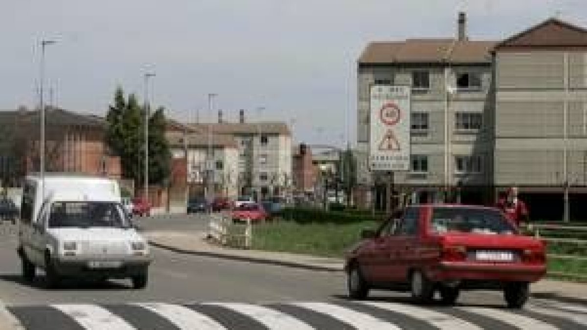 Además de reducir la velocidad, las «mesetas» permiten cruzar la calle a los peatones