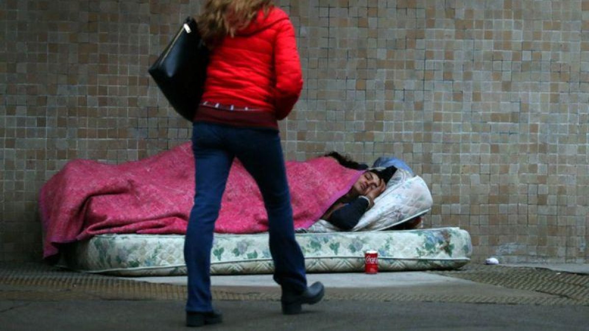 Personas sintecho durmiendo en las calles de Buenos Aires, Argentina.