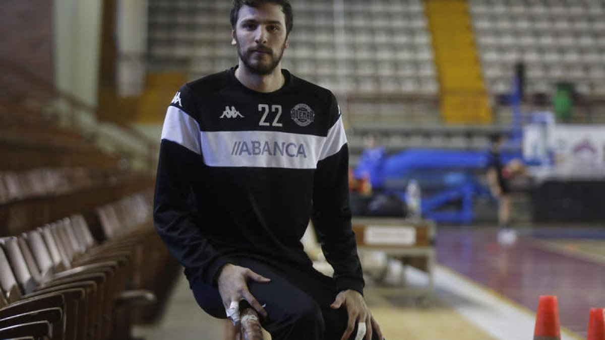 David Fernández se va del Ademar al Oporto. FERNANDO OTERO