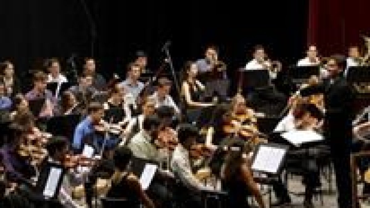 La Orquesta Joven de la Sinfónica de Galicia, durante un concierto