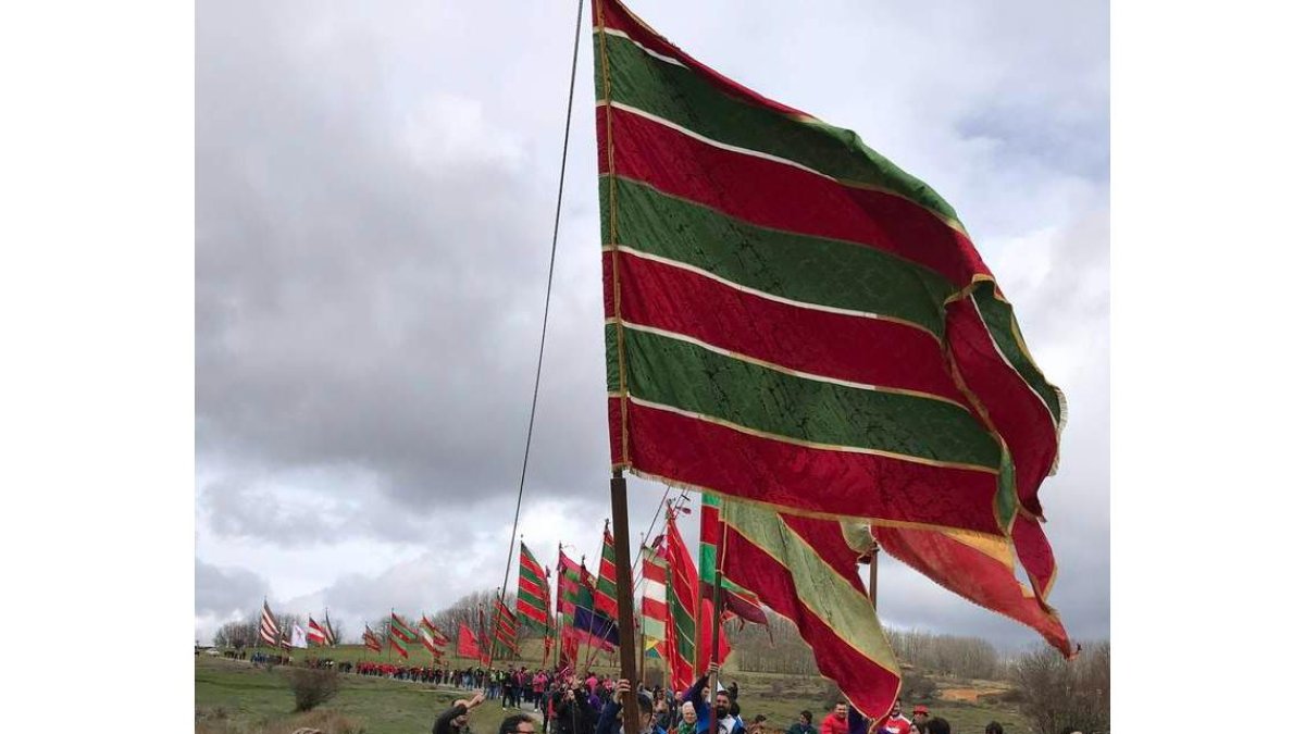 El nuevo pendón se estrenó en Almanza hace unos días. ASOCIACIÓN CULTURAL VECERA