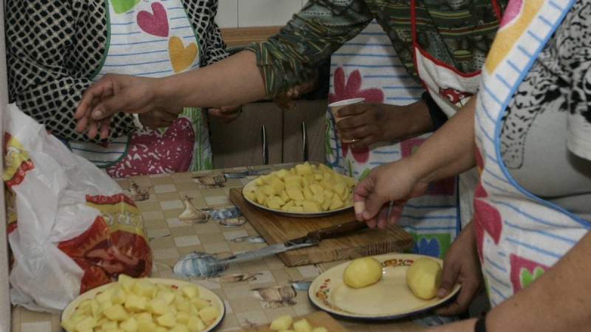 Un grupo de mujeres inmigrantes participan en un taller de cocina de Isadora Duncan. RAMIRO