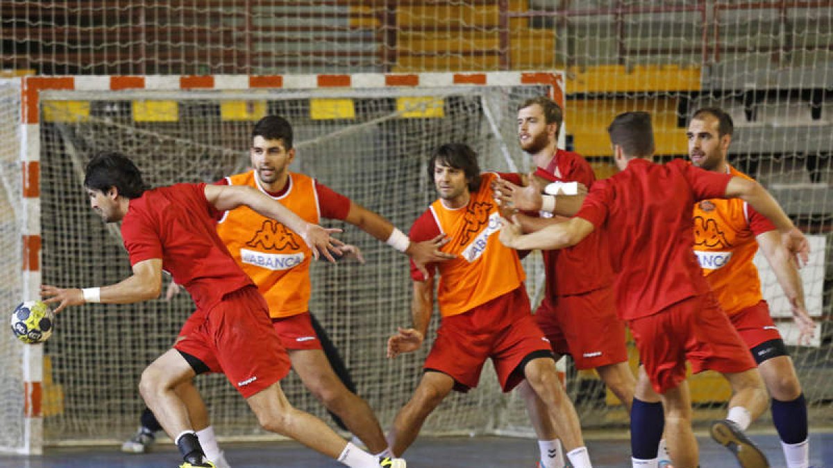 La plantilla del Ademar completó ayer una suave sesión de entrenamiento tras llegar la madrugada del martes de Eslovenia. MARCIANO