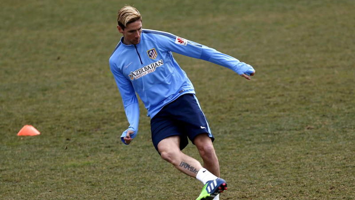 Fernando Torres durante el último entrenamiento rojiblanco antes del partido de hoy.