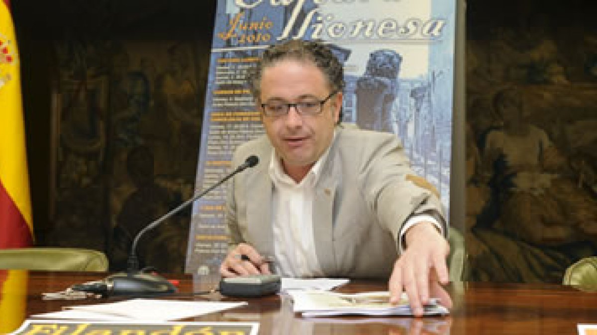 El líder de la UPL aboga por reducir el número de ayuntamientos