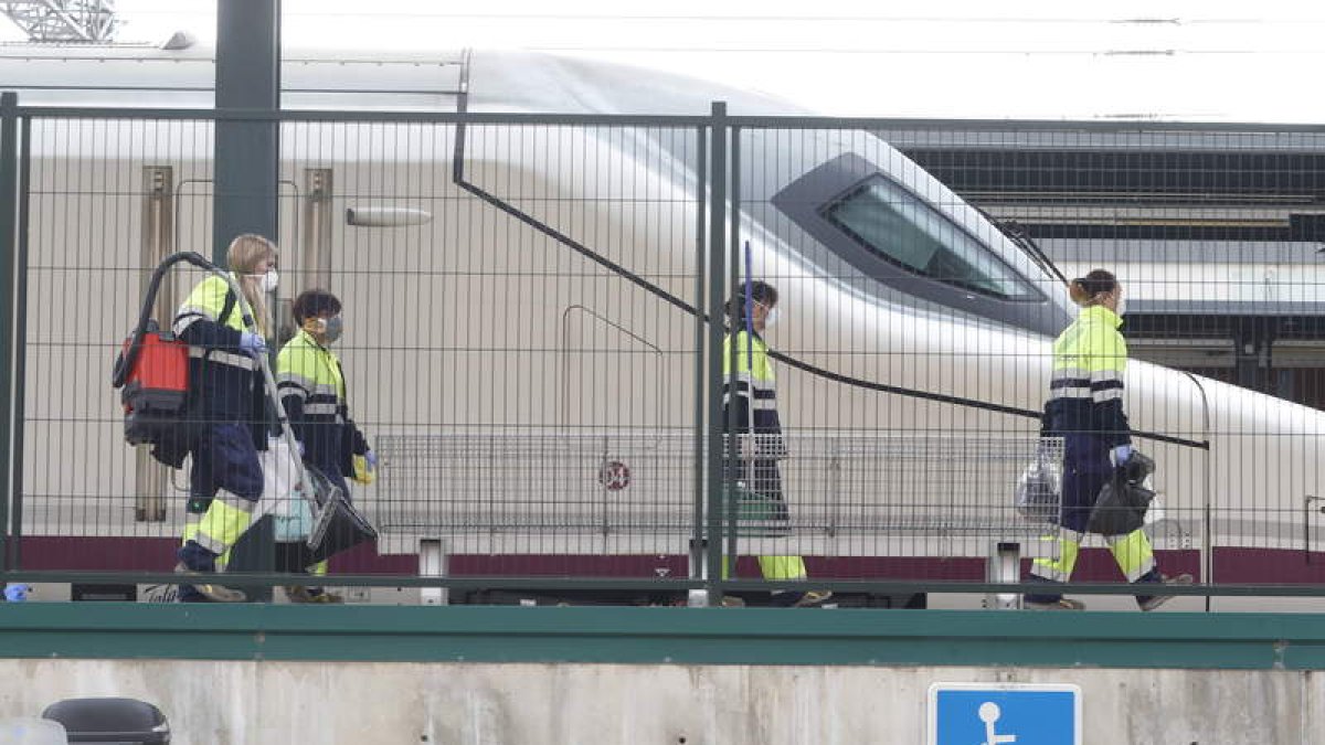 Los servicios de desinfección limpiaban ayer la zona de la estación de trenes en León.