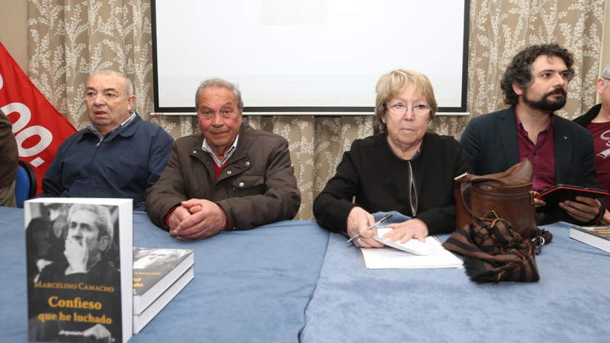 La hija de Camacho, Yenia Camacho, junto a otros participantes en el homenaje y con las memorias de su padre en primer plano. L. DE LA MATA
