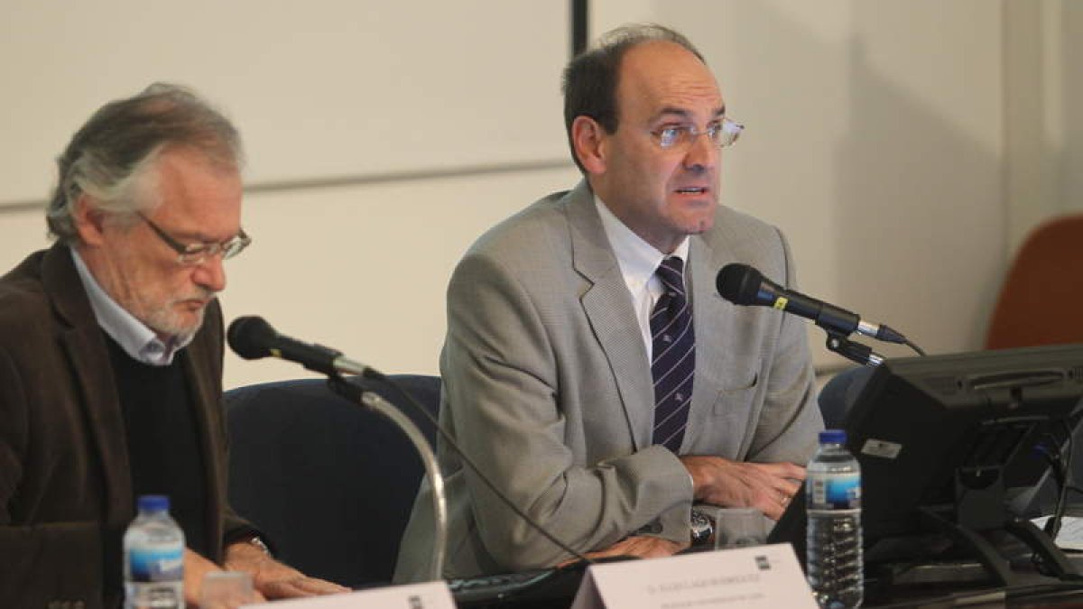 José Luis Prieto y el profesor de la Universidad de León, Julio Lago, ayer en el auditorio.