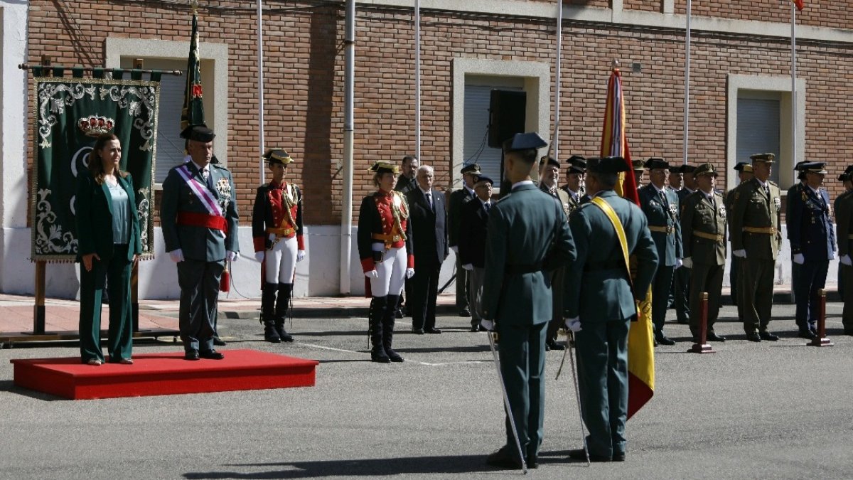 Virginia Barcones, delegada del Gobierno y el general Del Castillo reciben a la bandera. FERNANDO OTERO