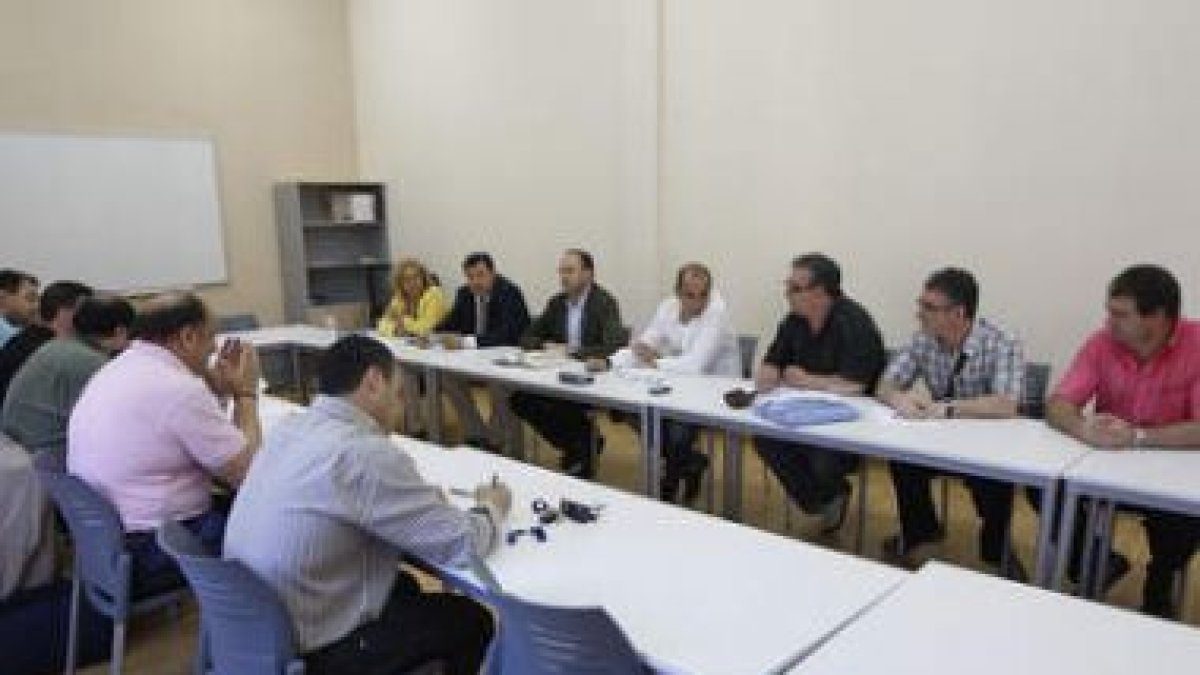 La dirección de IU, de espaldas, y la ejecutiva de CC.OO.