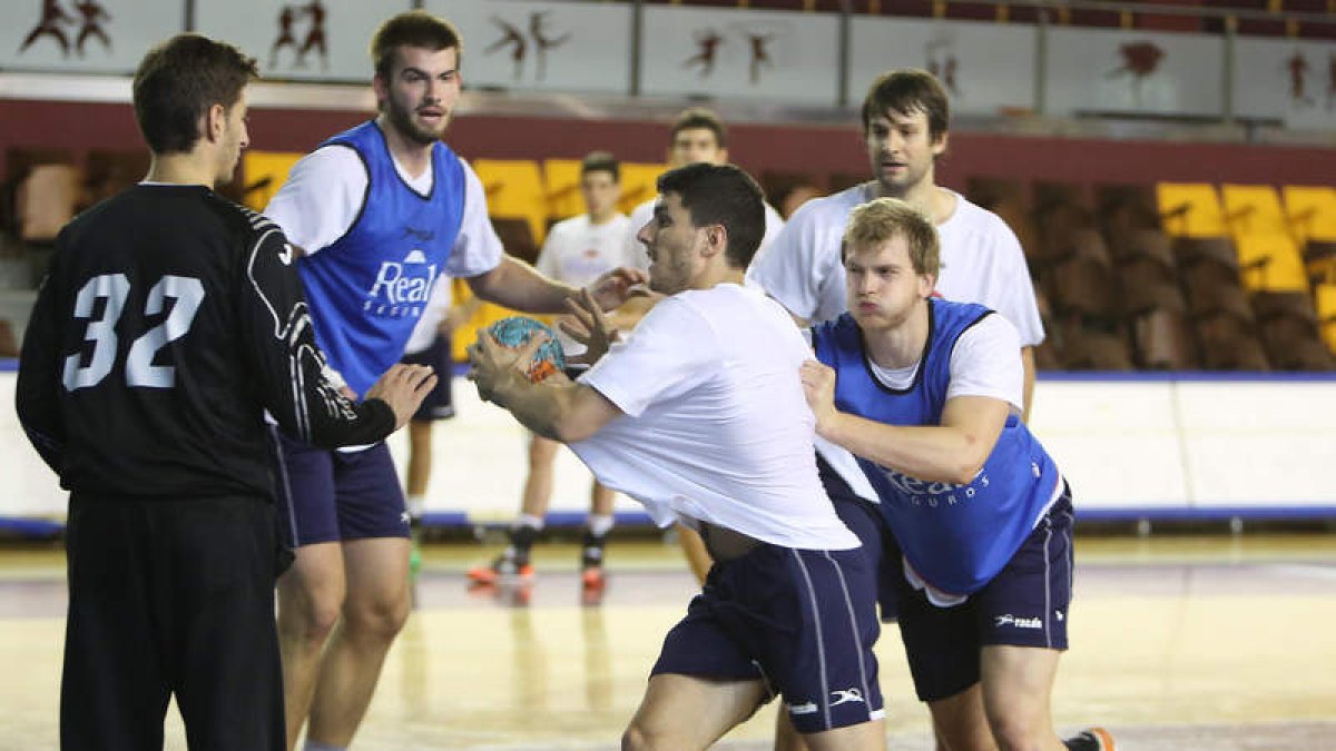 La plantilla entrenará hoy en el Palacio para preparar el partido ante el Bidasoa Irún.