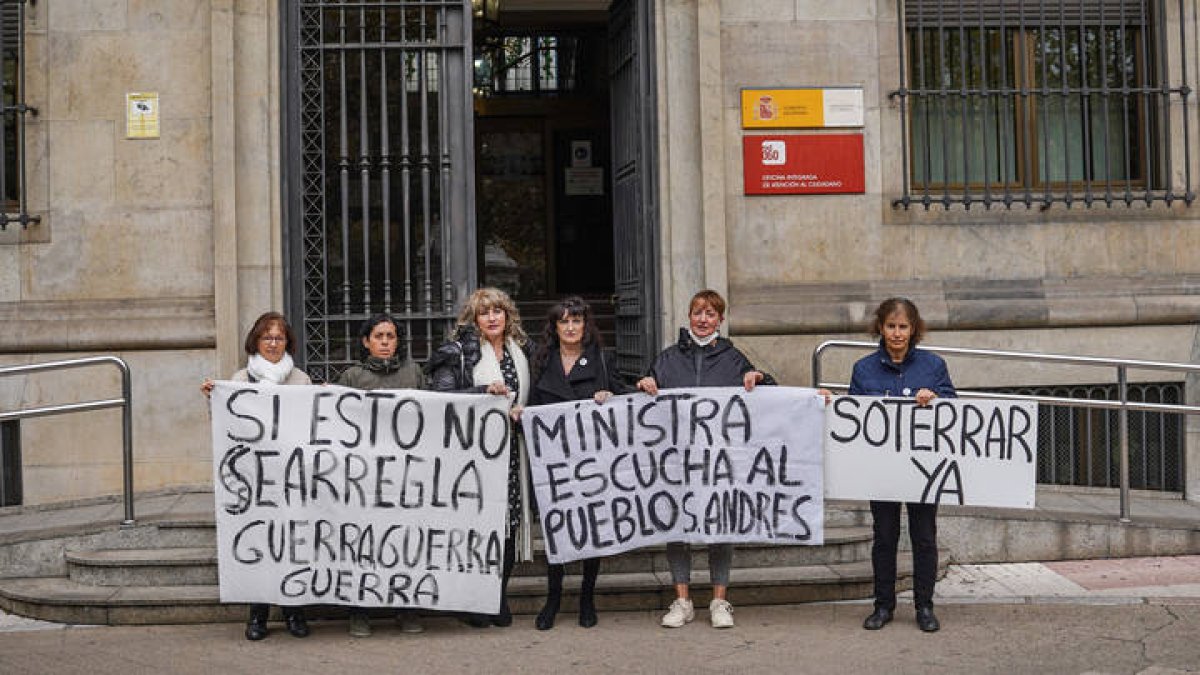 La plataforma por el soterramiento de San Andrés ha presetado 14.000 firmas en la subdelegación del Gobierno. MIGUEL F. B.