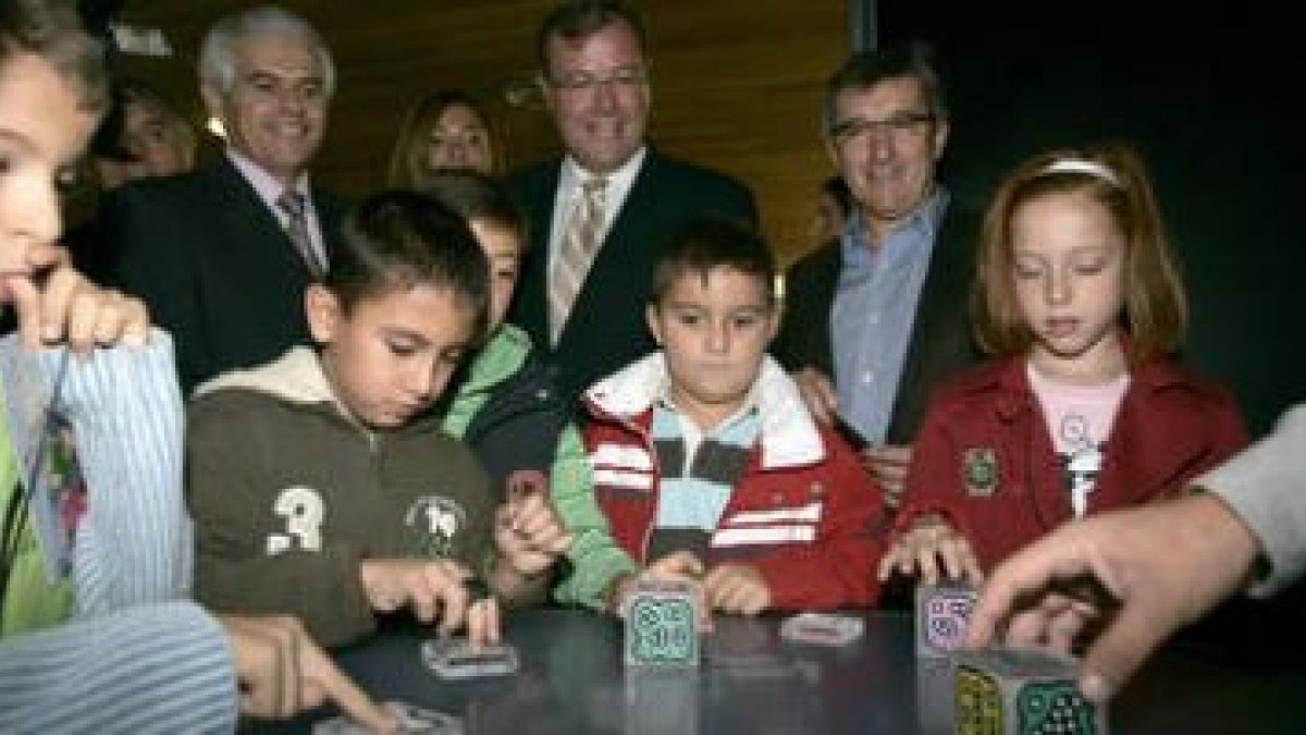 Francisco Ros, Antonio Silván y Francisco Fernández, junto a unos niños en la expocisión «Movi