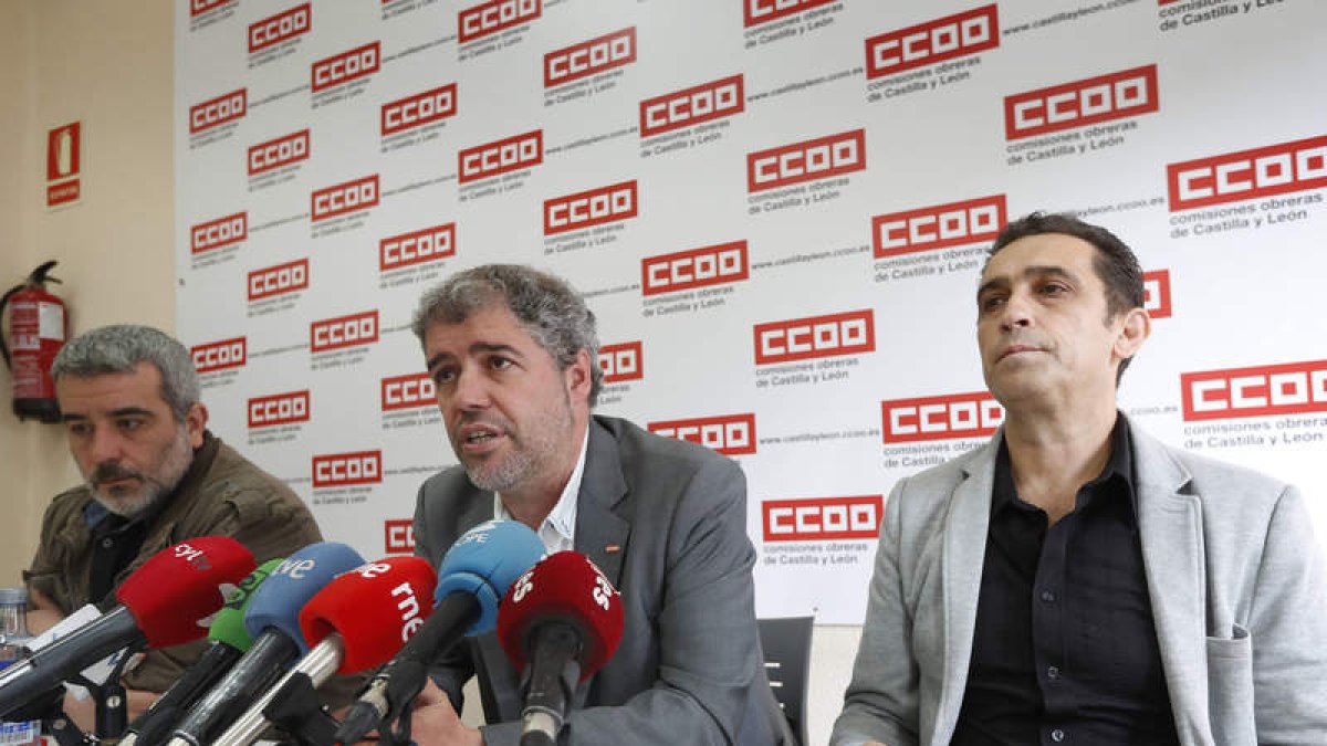 Xosepe Vega, Unai Sordo y Vicente Andrés, ayer en CC OO. JESÚS