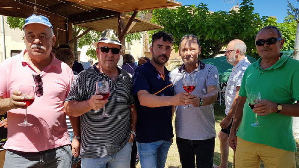 Varias personas brindan con un Prieto Picudo, ayer en Pajares de los Oteros. MEDINA
