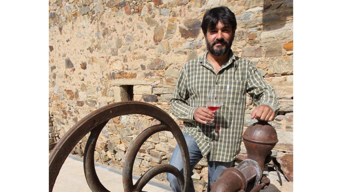 Alfredo Marqués Calvo, en el patio que cierran los viejos caserones de piedra quedan a la bodegade Arganzauna enorme riqueta también patrimonial.