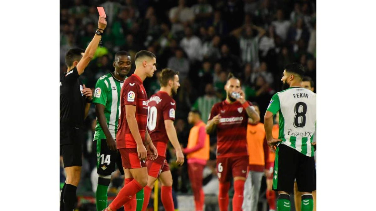 El Betis terminó el partido con nueve jugadores y el Sevilla con diez, tras tres rojas del árbitro. RAÚL CARO