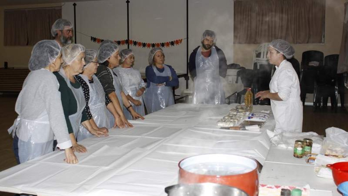 Participantes en el taller de cocina de setas en Almanza. CAMPOS
