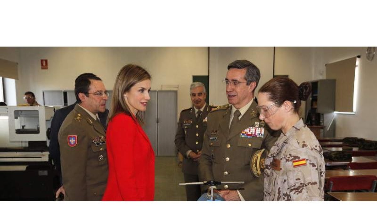 Doña Letizia, en su recorrido por las instalaciones de la Academia de Artillería de Segovia, ayer.