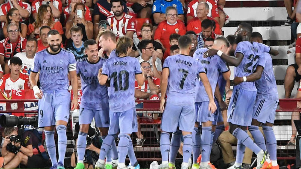 Los jugadores del Real Madrid celebran el gol que consumaba su remontada ante la UD Almería. CARLOS BARBA