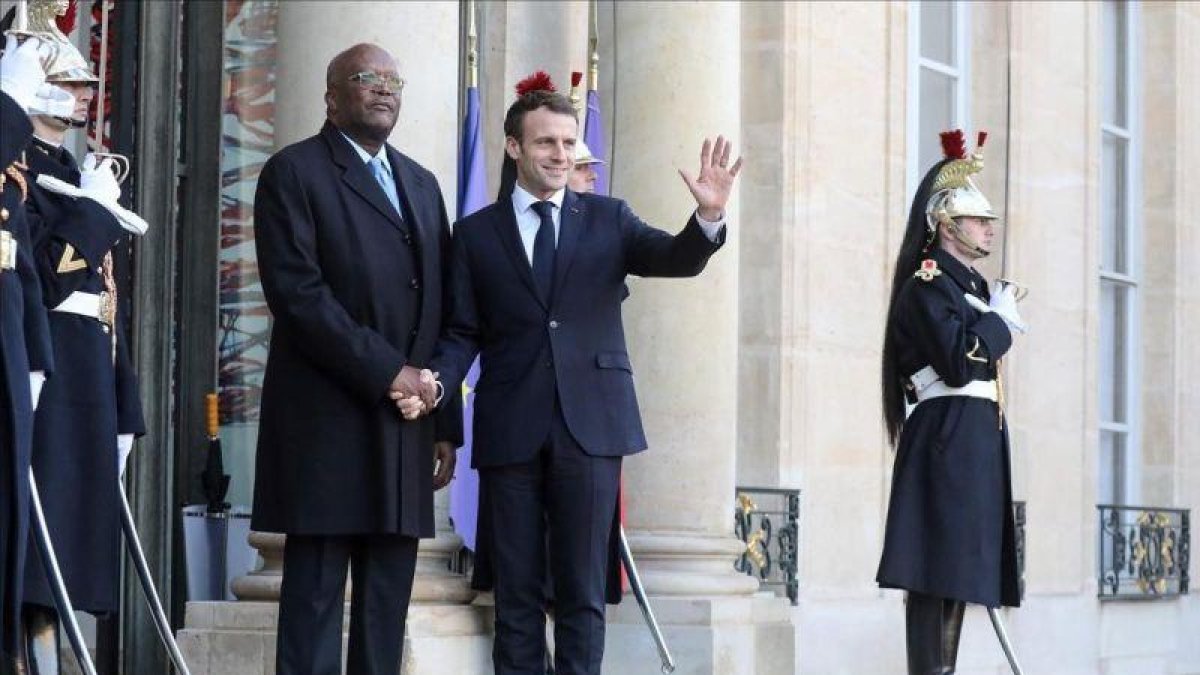 Macron recibe al presidente de Burkina Faso, Christian Kabore, en París.