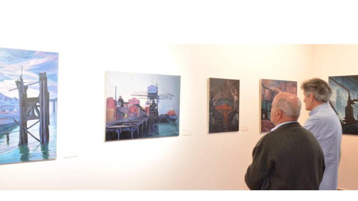 Dos personas observan algunas de las obras que conforman la exposición ‘Ignacio Ipiña. El legado de hierro’ que acoge el museo de Sabero hasta el 7 de mayo.