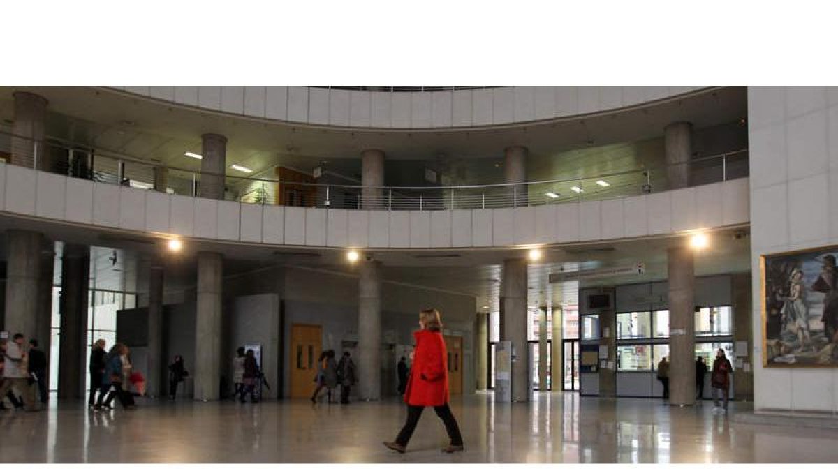 Interior del edificio de la sede administrativa de la Junta en León. SECUNDINO PÉREZ
