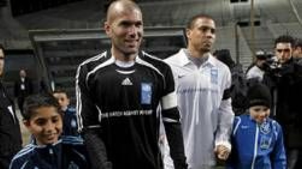 Zidane y Ronaldo, acompañados de dos niños, se disponen a jugar el Partido contra la Pobreza
