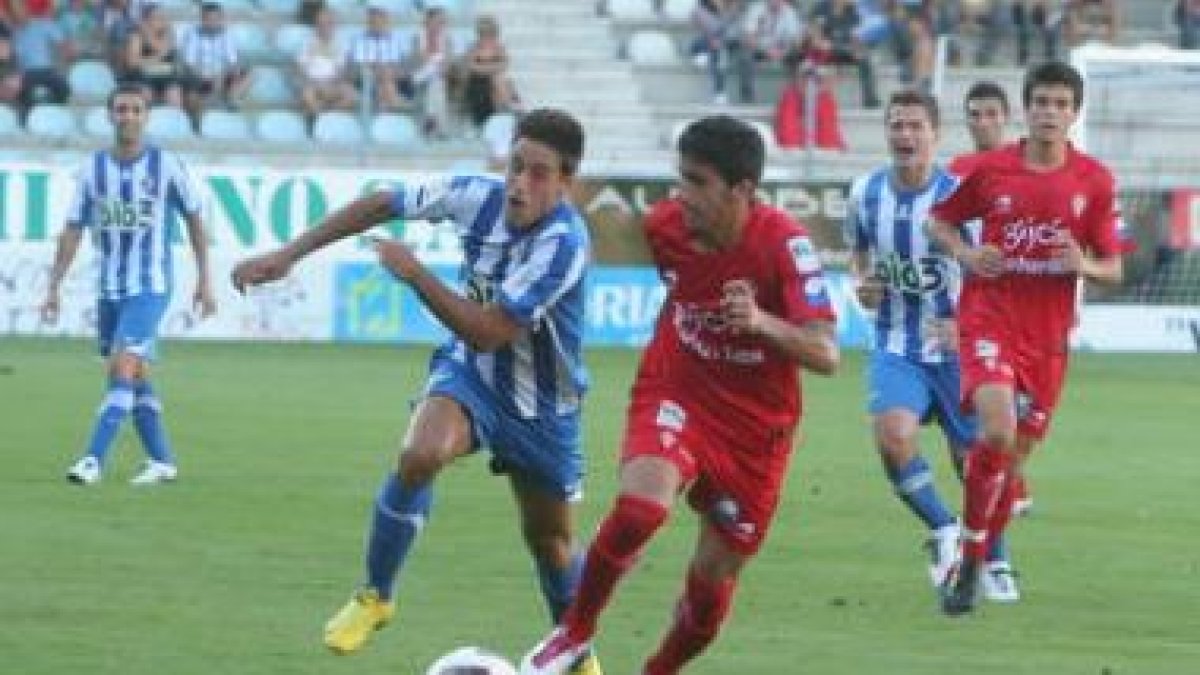 Javi López pugna por un balón con un rival. El jugador llegado del Málaga completó su mejor partido