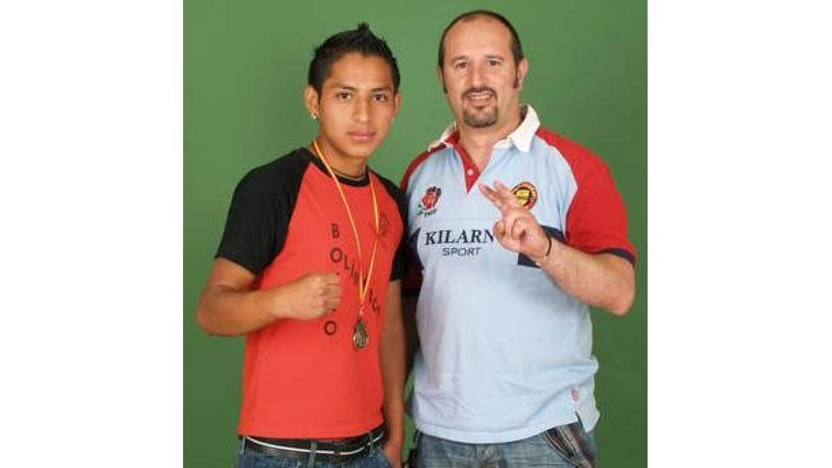 El jóven luchador después de haber triunfado en el ring.