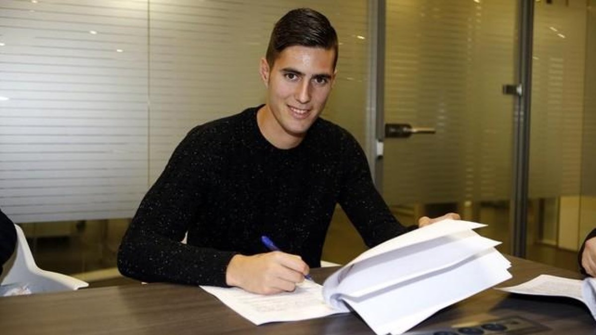 Sergi Guardiola firma su nuevo contrato con el Barça B.