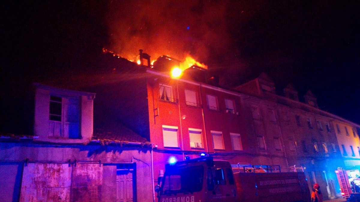 El incendio afectó a un edificio de dos plantas en la calle Juan XXIII de Bembibre. BOMBEROS PONFERRADA