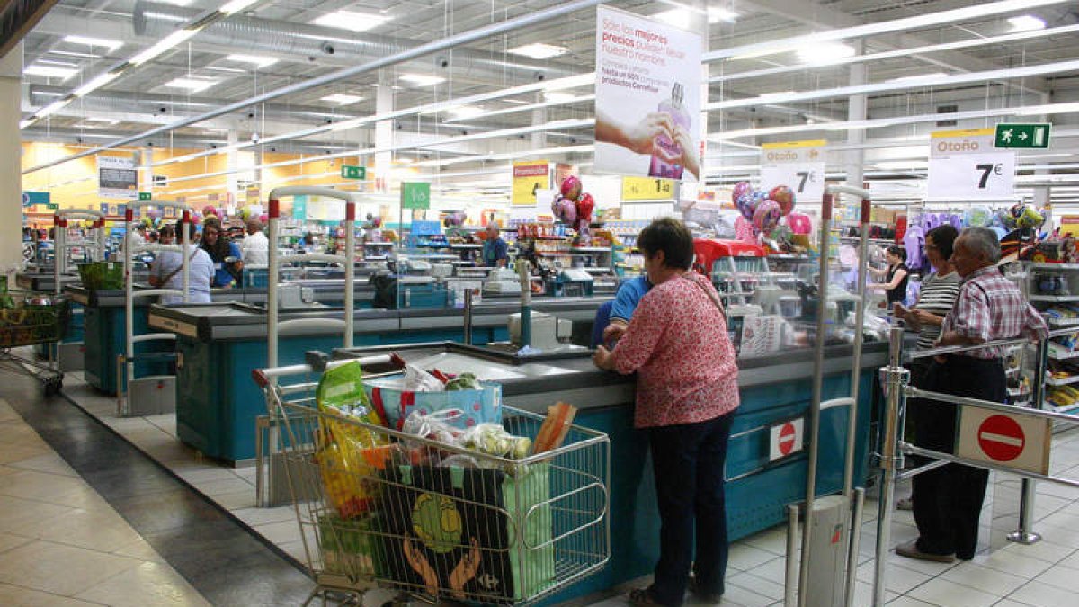 La gente aprovechó la apertura de comercios el día festivo para realizar sus compras.