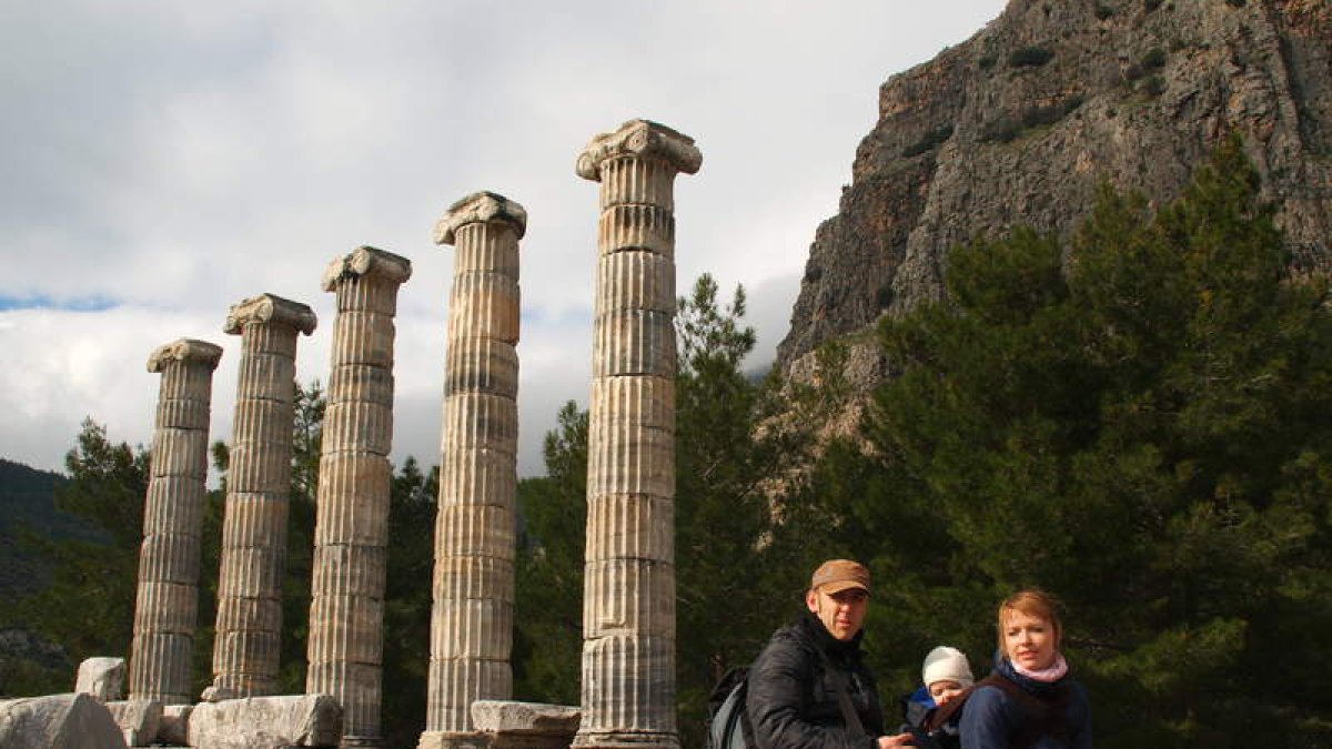 Javier González Fernández, junto a Zuzanna y su hijo en Priene (Turquía).