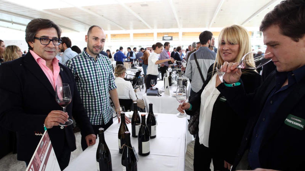 Participantes de una bodega berciana en el salón de la Guía Peñín degustaban ayer uno de los vinos del Bierzo. RAQUEL P. VIECO