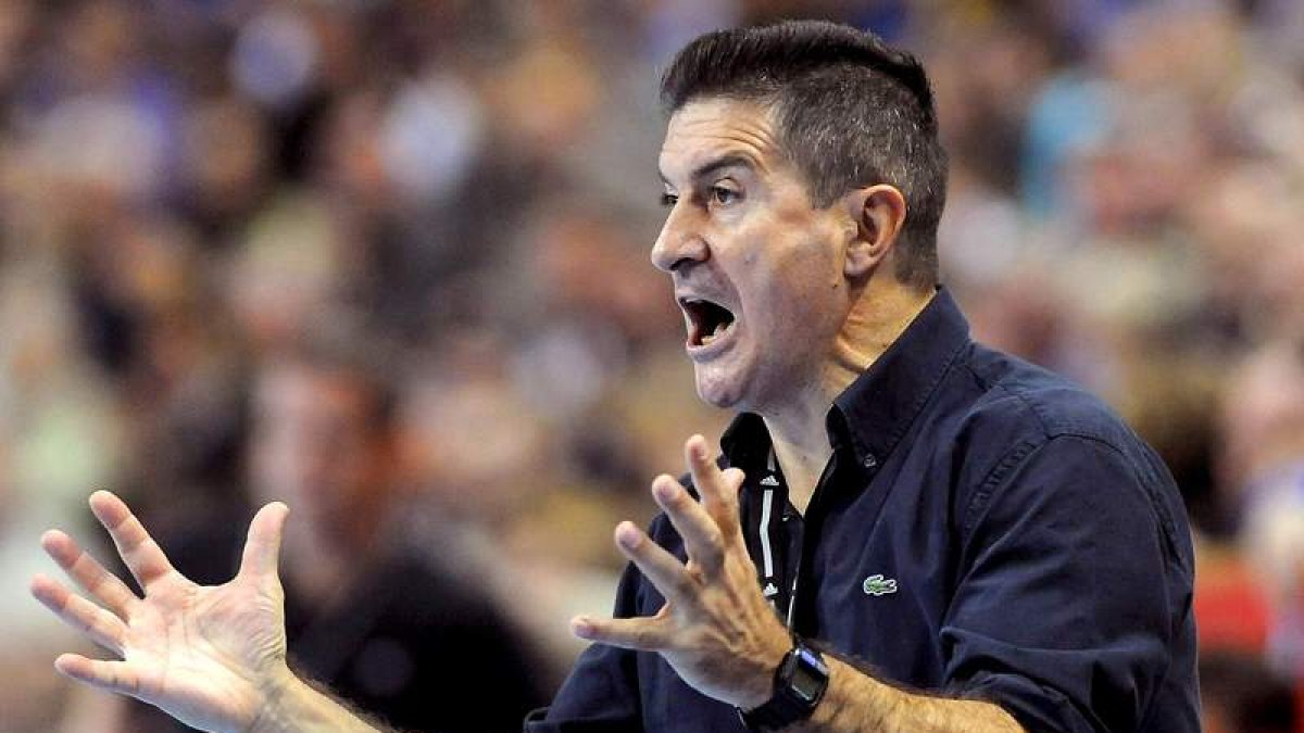 Cadenas, un entrenador que vive los partidos a tope.