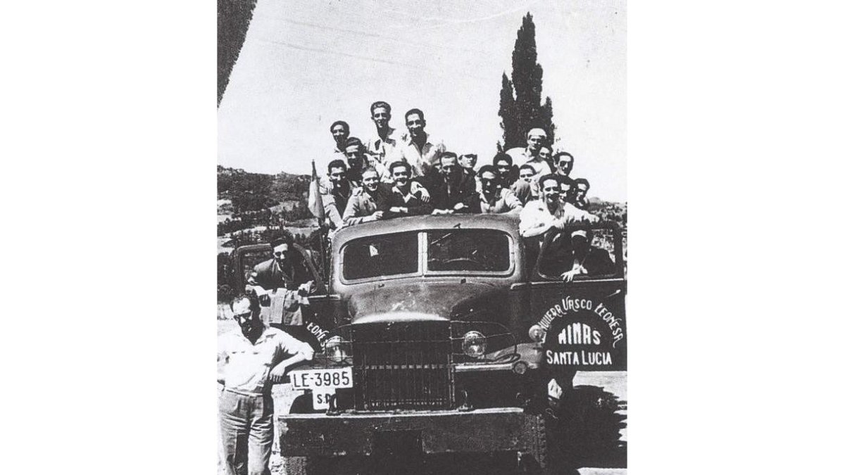 El Hullera inició sus desplazamientos en un camión: el equipo «posa» en el año 1951. Más tarde lo haría en este autobús (la imagen es de 1963).