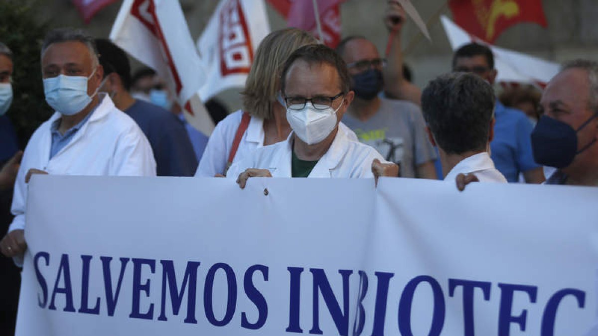 Concentración de los trabajadores del Inbiotec en el mes de junio frente a Botines. FERNANDO OTERO