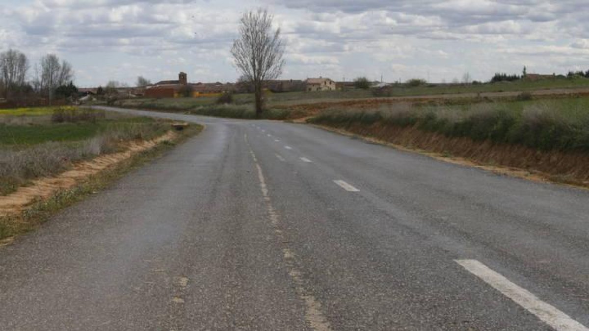 Carretera que une Valdelafuente y Villaturiel.