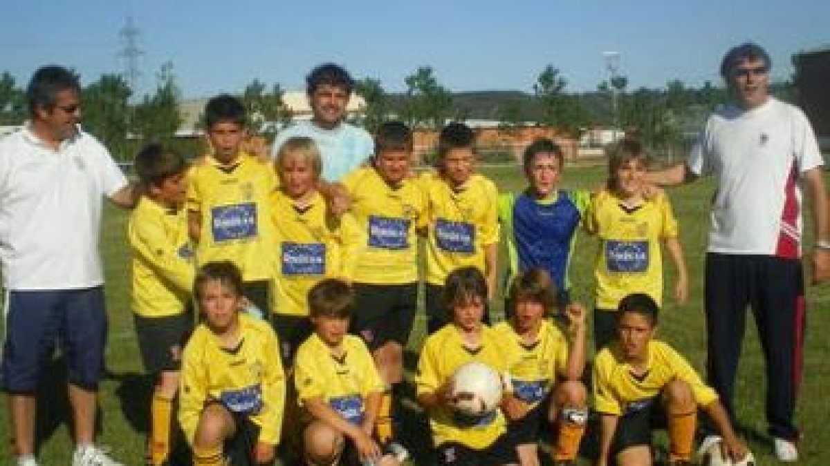 Formación del equipo benjamín del Loyola.