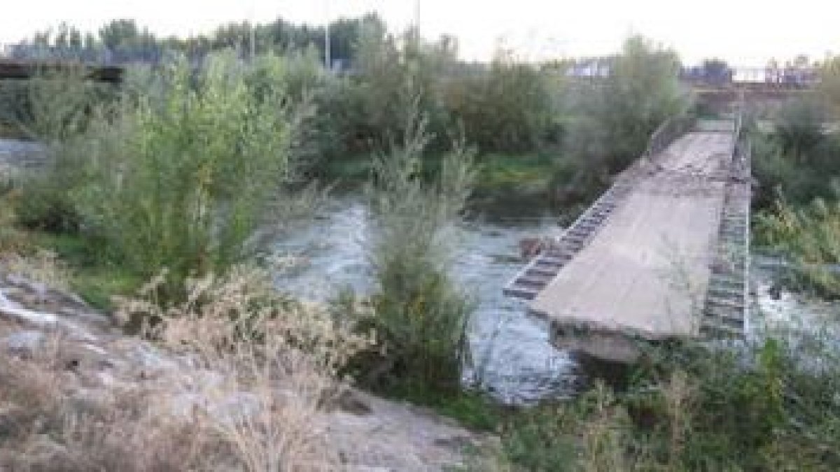 La pasarela fue arrasada por las riadas del otoño del 2006 y desde entonces se mantiene inservible.