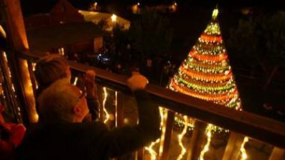 Canedo presenta desde anoche un aspecto completamente navideño, algo que se ha convertido ya en trad