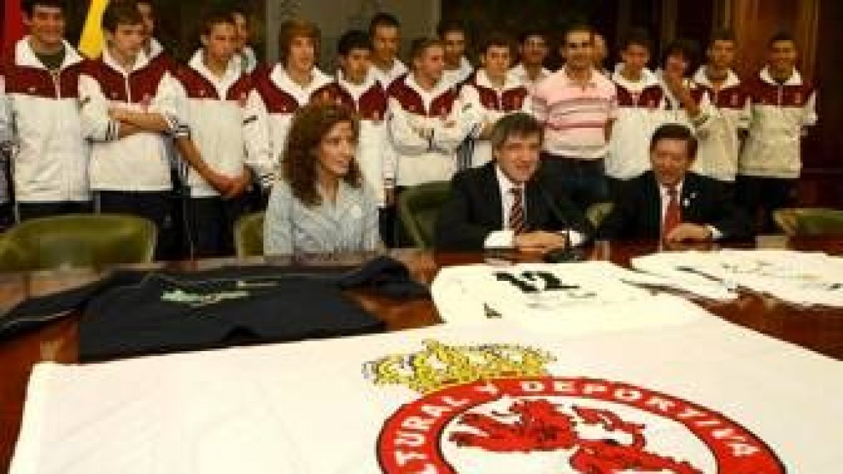 El alcalde y la concejala de Deportes desearon suerte a los cadetes culturalistas