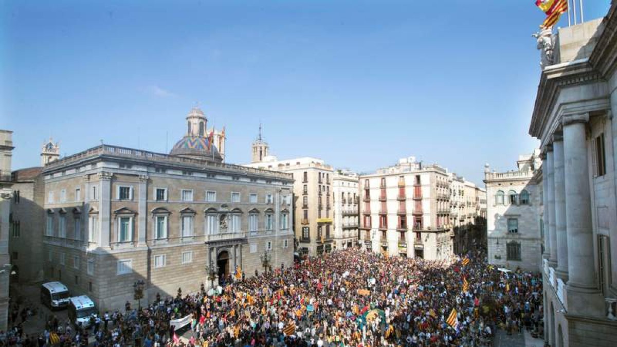 Cientos de estudiantes universitarios y de secundaria por el centro de Barcelona. MARTA PÉREZ