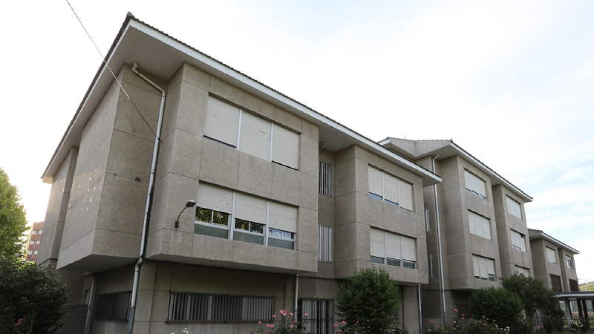 Fachada principal del colegio La Puebla de Ponferrada, en una imagen tomada ayer.