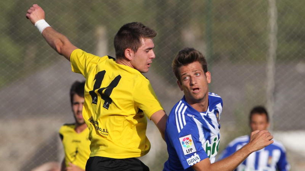La camiseta luce en la manga derecha los logotipos de la LFP y el BBVA, distintivos de los equipos de Primera y Segunda.